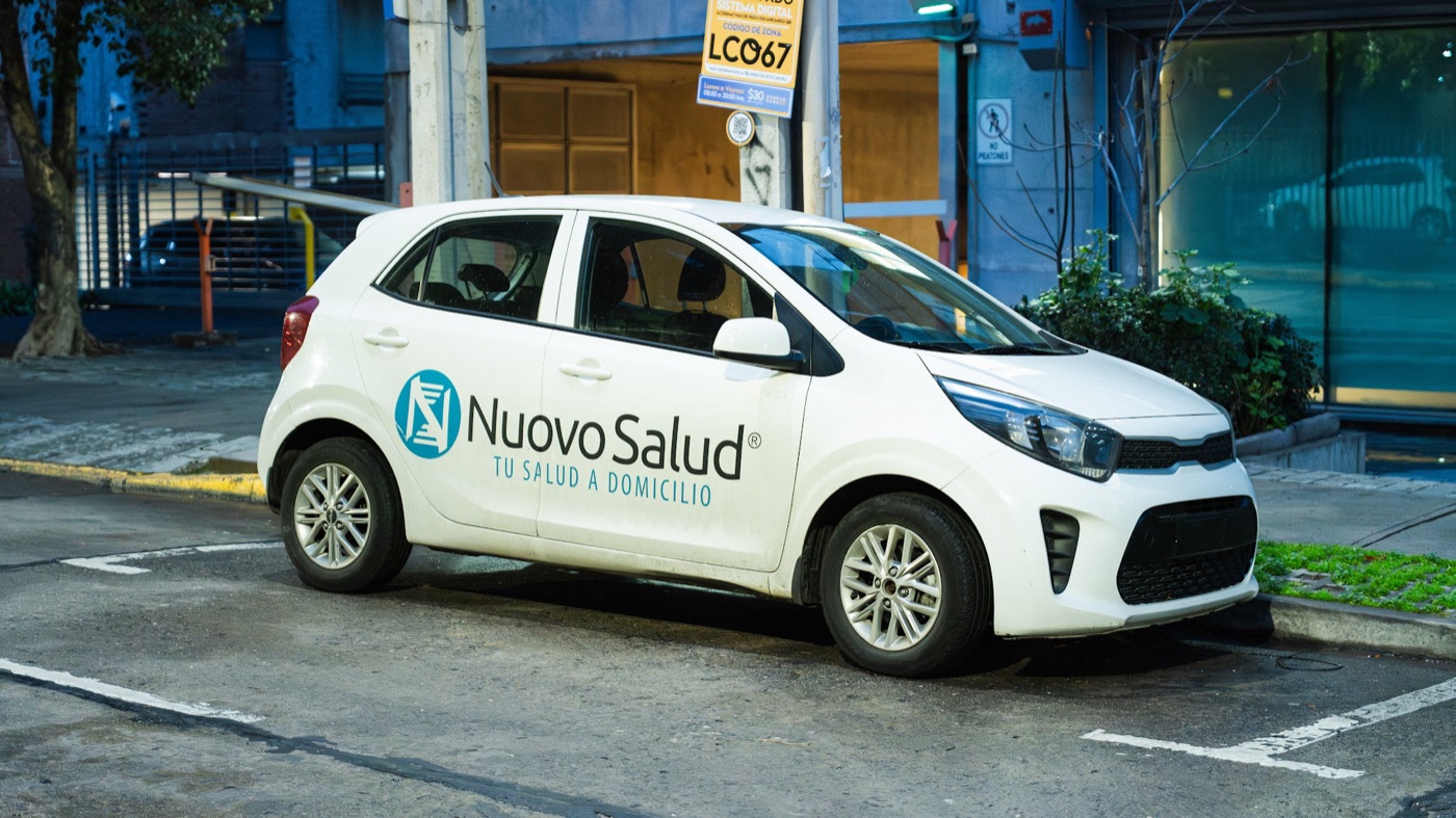 Móvil de Nuovo Salud rotulado para atención de salud a domicilio en Santiago