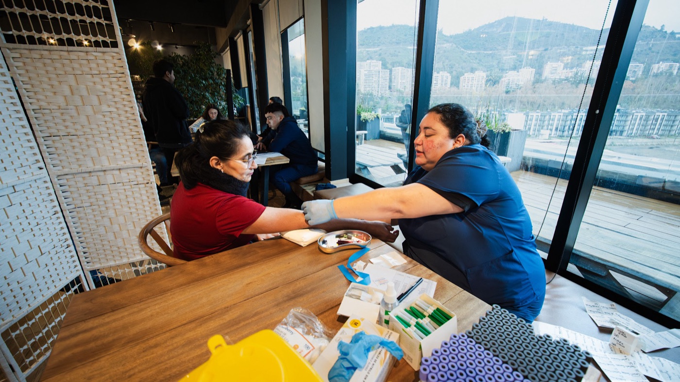 Profesional de Nuovo Salud atendiendo a un paciente en terreno