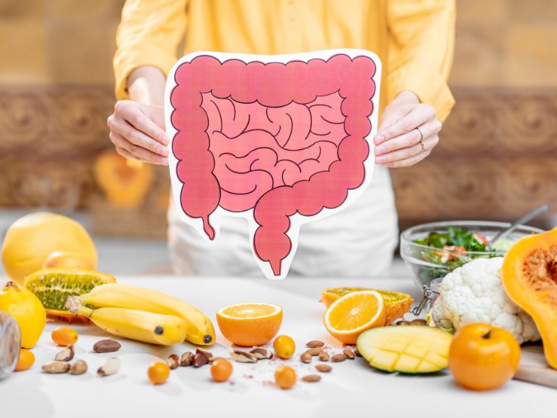 Profesional de salud mide la presión arterial a un adulto mayor