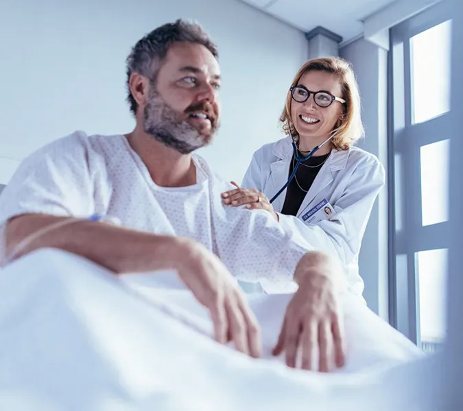 medico atiende a paciente en su domicilio