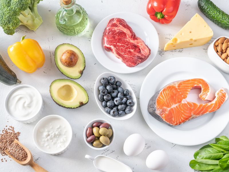 Alimentos saludables: salmón, carne, verduras, palta, huevos, frutos secos y lácteos