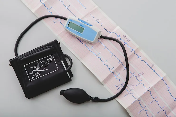 Trazado de electrocardiograma junto a un tensiómetro de brazo