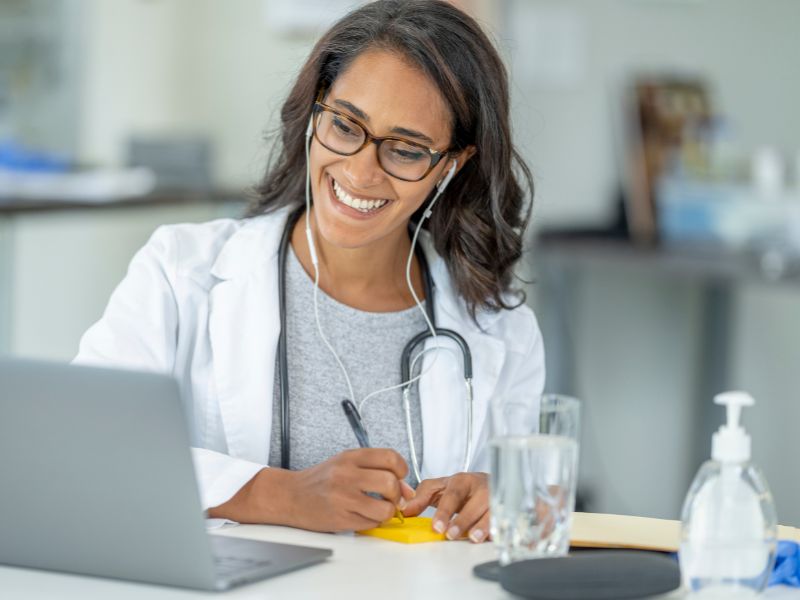 médico atendiendo por telemedicina