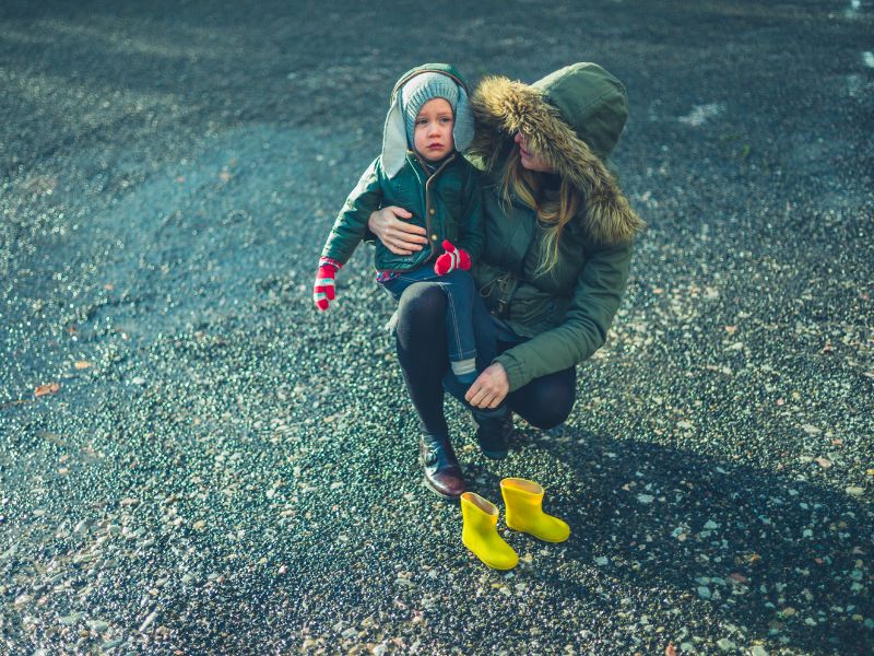 mujer con su hijo enfermo en invierno