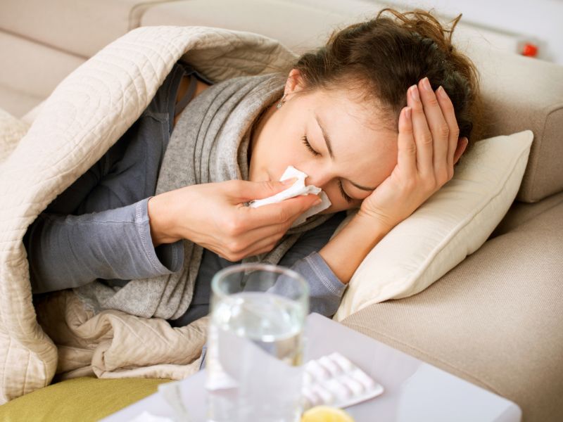 mujer con enfermedad invernal influenza