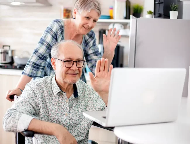 pacientes recibiendo atención médica por internet o telemedicina