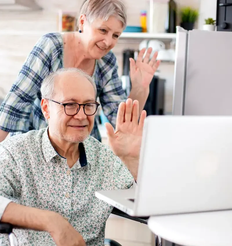 pacientes recibiendo atención médica por internet o telemedicina